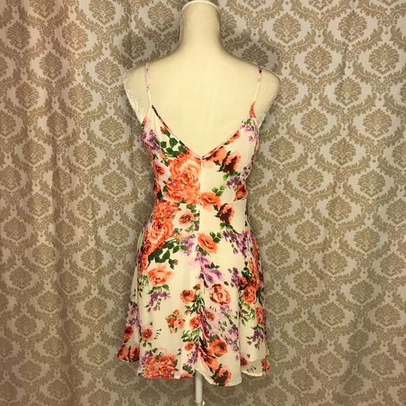 🌸🌺BEAUTIFUL FLORAL MINI DRESS🌸🌺 - Picture 4 of 7